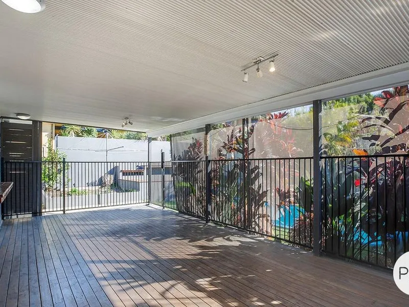 Central Family Home with Pool