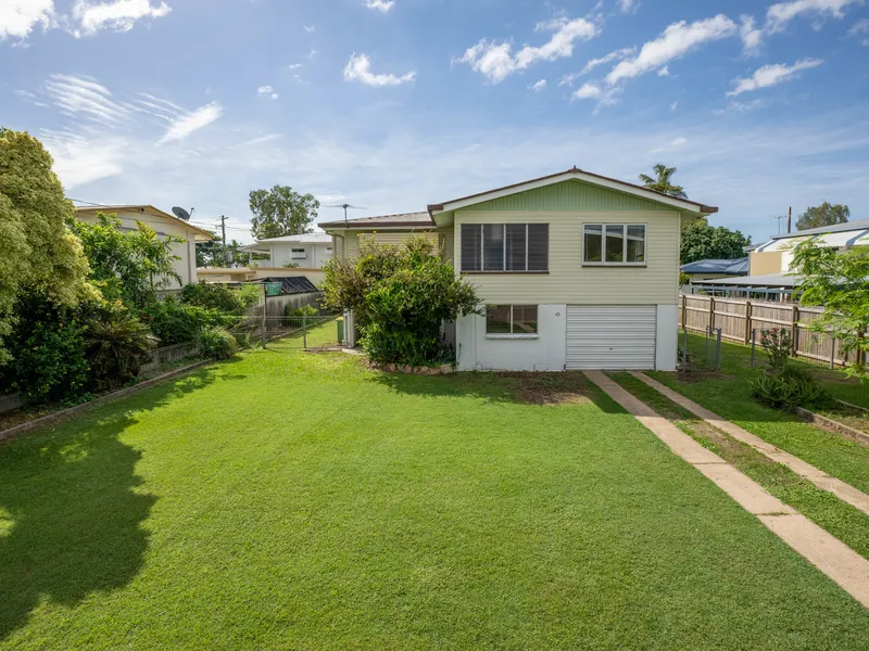 Located near Major Shopping centers, Townsville Hospital and University this 3-bedroom high-set home is ideal for a first owner or investor.