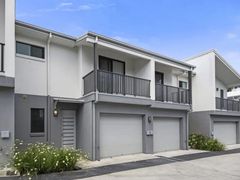 TRENDY & VIBRANT 3 BEDROOM TOWNHOUSE - PERFECT AS A STARTER OR INVESTMENT!