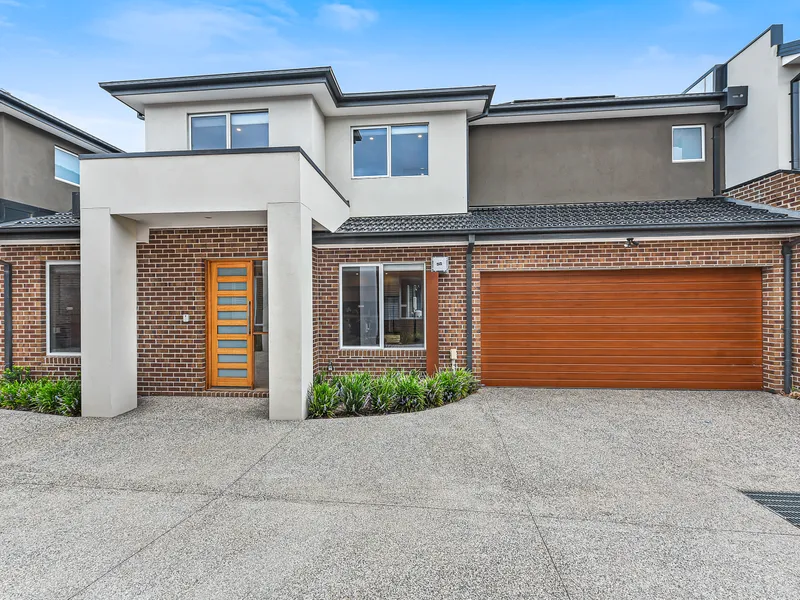 Luxurious family townhouse in beachside location