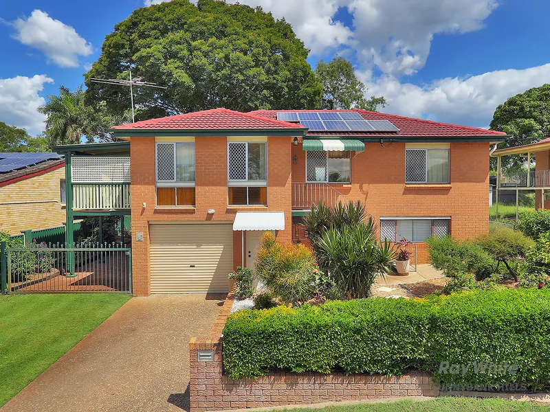 BIG SOLID BRICK home WITH DUAL LIVING! 3 beds Upstairs + 1 room downstairs