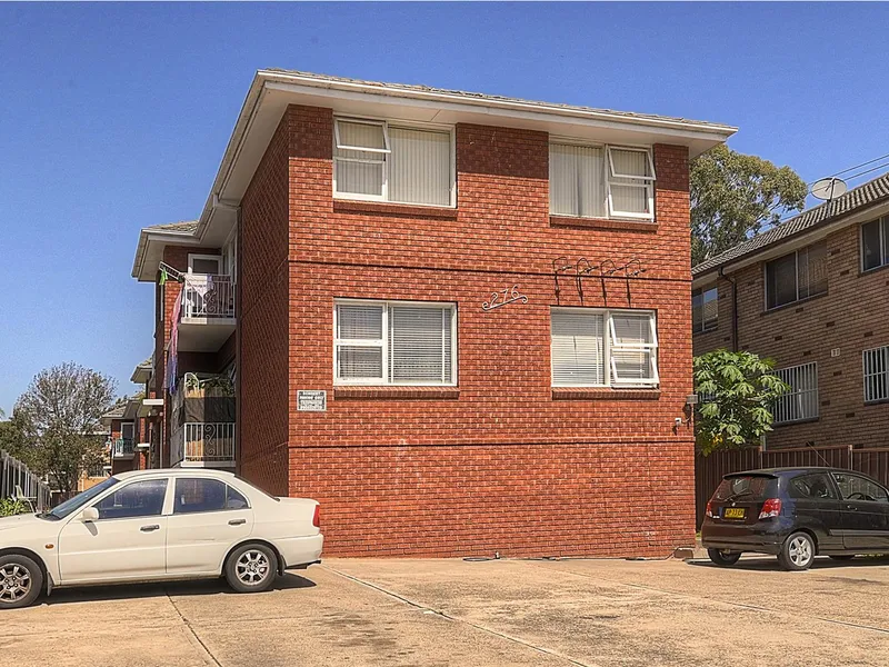 HANDY LOCATION - NEWLY REFURBISHED 2 BEDROOM UNIT AVAILABLE