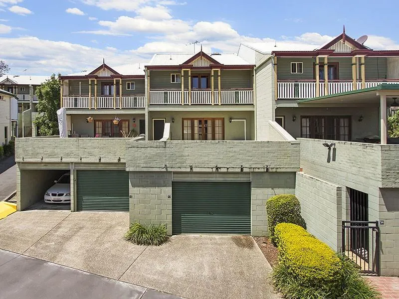 Air Conditioned Spacious Townhouse + walking distance to Northern Busway Terminal