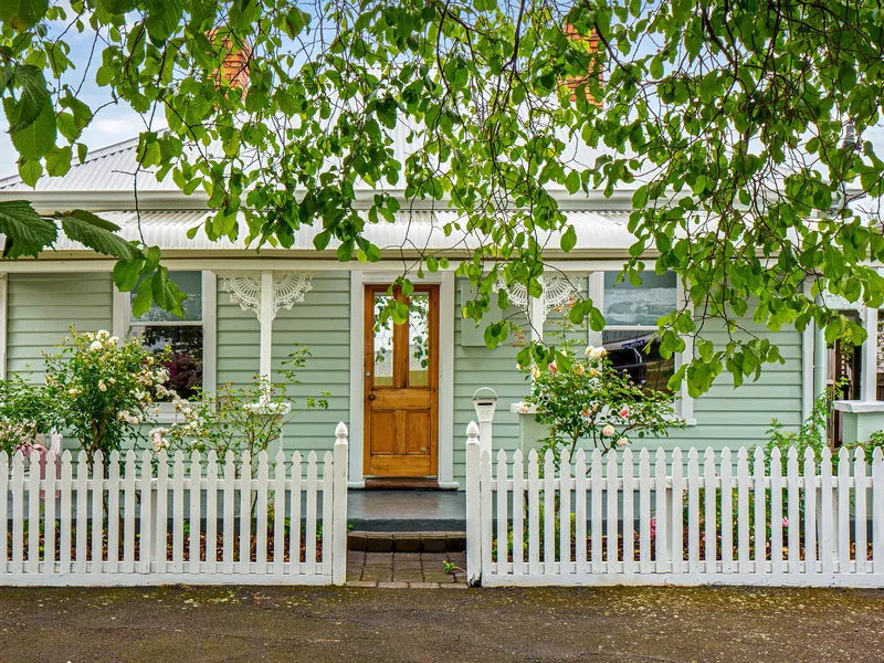 Updated charming cottage within easy walk to UTAS, Launceston CBD and Riverbend Park