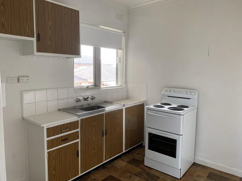 CONVENIENT TOP FLOOR CORNER APARTMENT