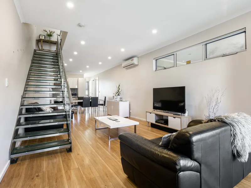 SLEEK & STYLISH 3 BEDROOM, 2 LIVING SPACE TOWNHOUSE ONLY MINUTES FROM THE BEACH!