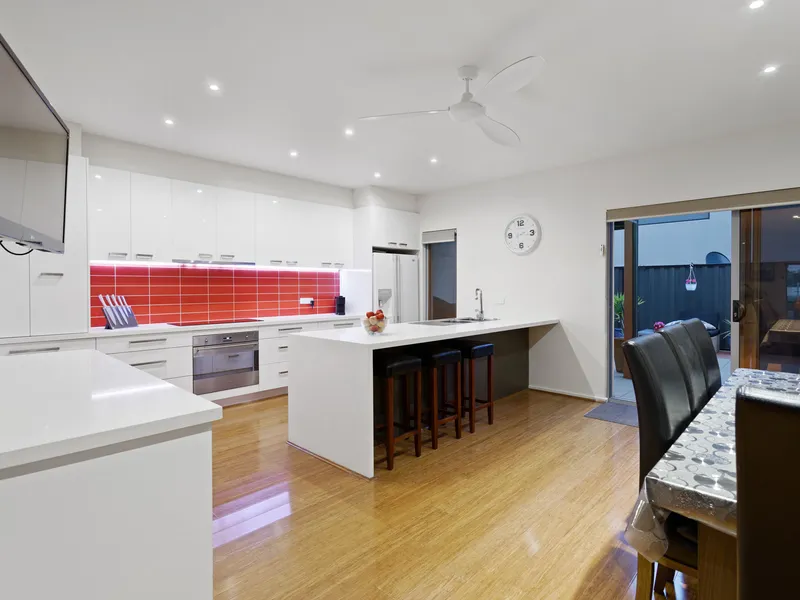 Modern Beachside Pizzazz with Spectacular Bay to City Views