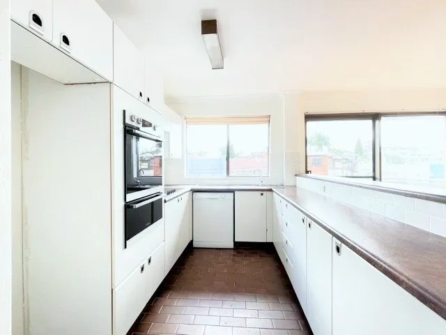 Light & Bright 2 bedroom apartment in heart of Willoughby.