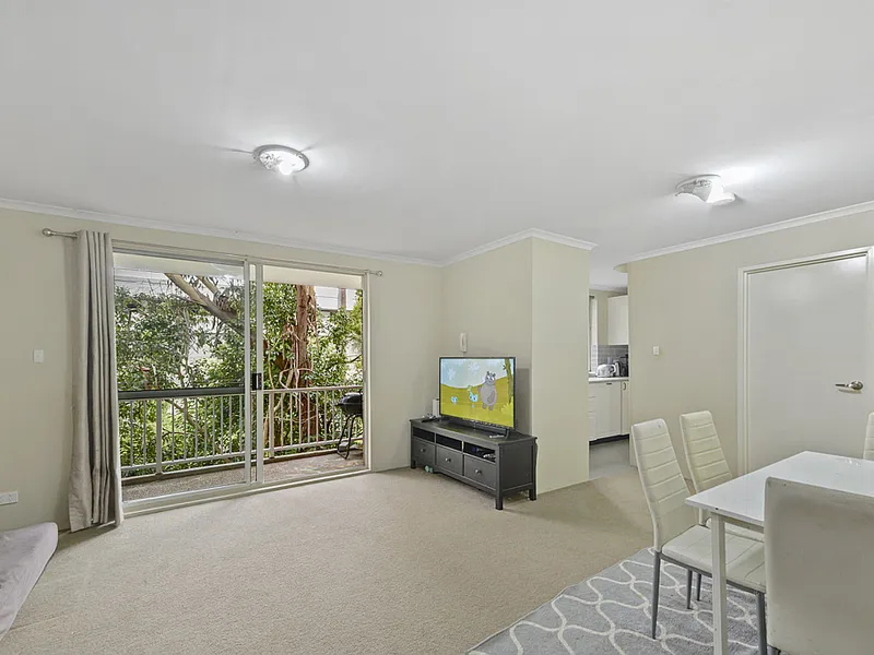 UPDATED 3 BEDROOM TOWNHOUSE STYLE APARTMENT 