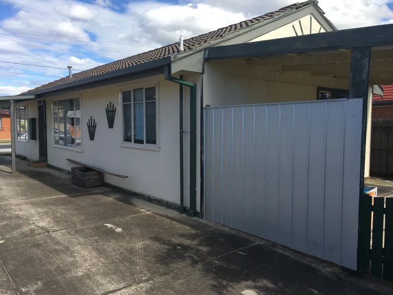 2 Bedrooms Unit minutes away from St Albans Central