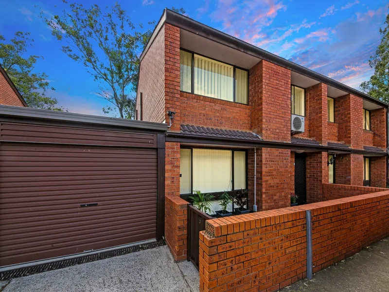 Comfortable, modern townhouse with private outdoor living