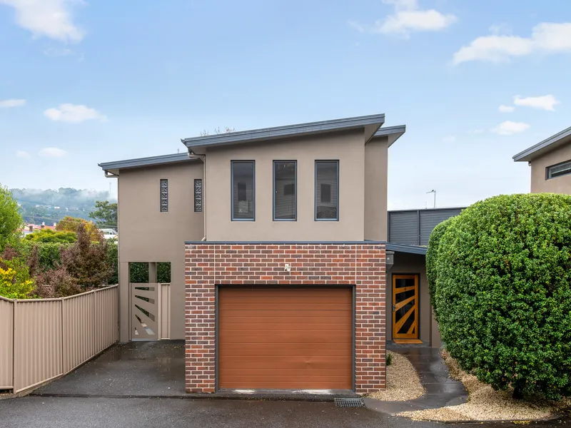 Low maintenance home within walking distance to LGH