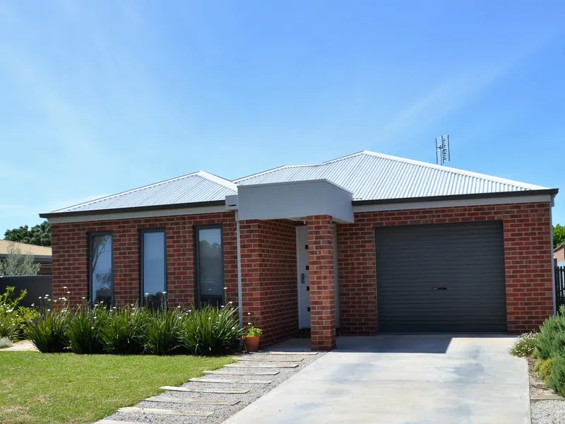 MODERN TOWNHOUSE WITH GENEROUS SIZED YARD!