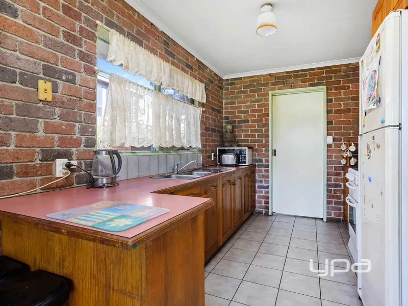 RENOVATER'S DELIGHT – DOUBLE BRICK HOME ON LARGE BLOCK