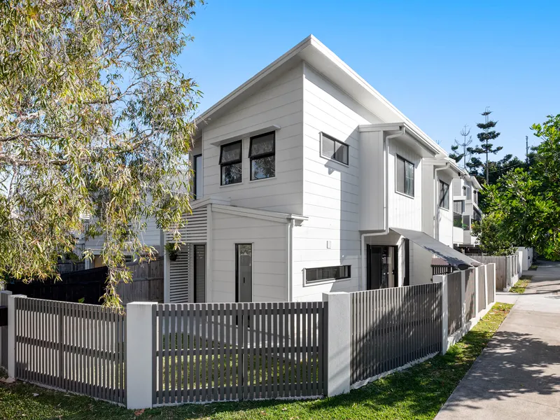Stylish Living in Prime Kedron Location - Ready Now!