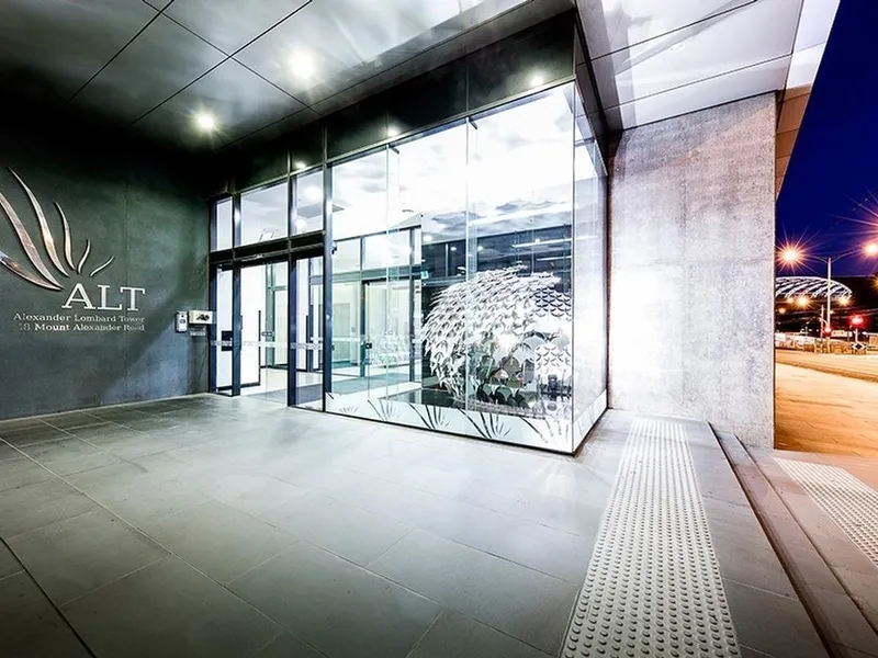 Stunning City View Apartment - Close To Everything!