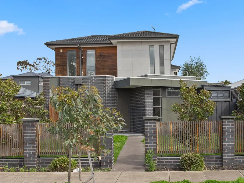 Low-Maintenance Perfection - Inside and Out!