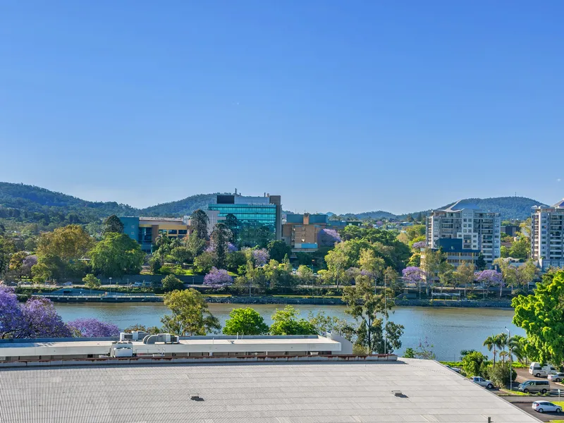 Large 1 Bedroom - Luxury Inner City West End Living