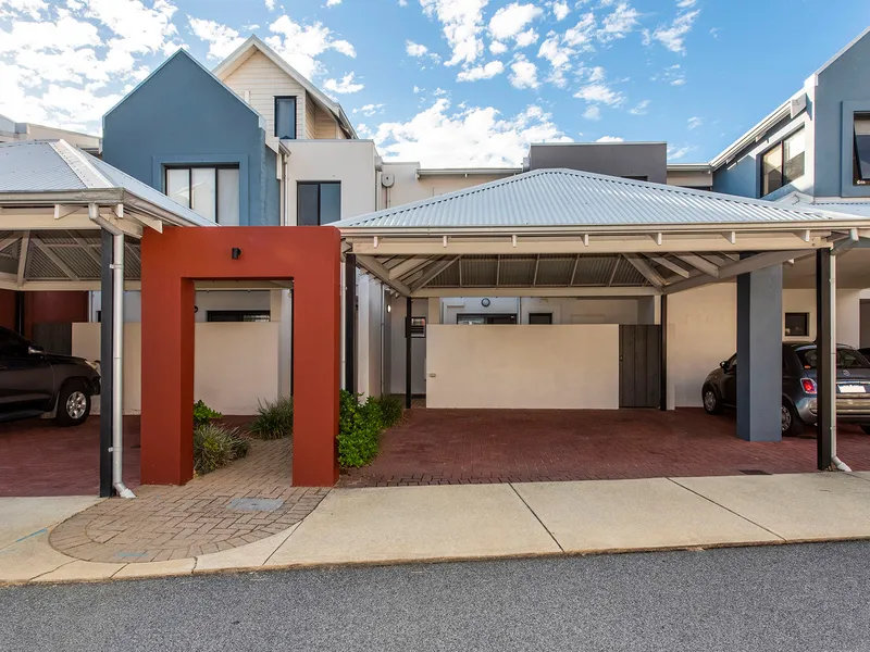 Show room presentation :  Freshly painted : New carpets : New window Shutters  and New security doors. 5 Star Living : This is a Beauty .