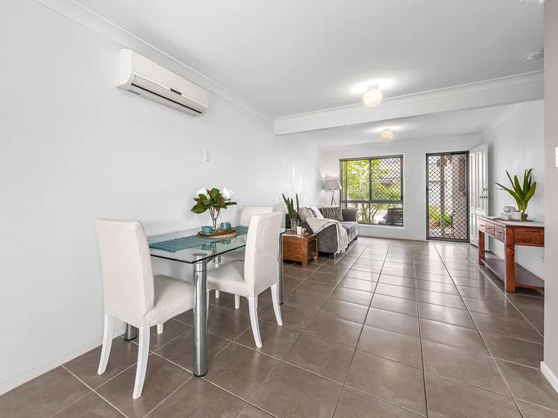 NRAS 3 bedroom Modern Townhouse with Active NBN Internet