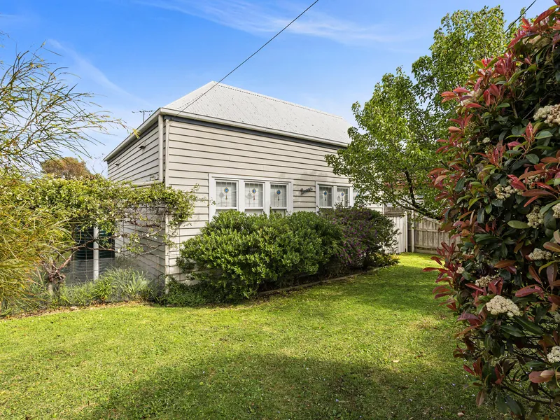 Coastal cottage on subdividable beachside block