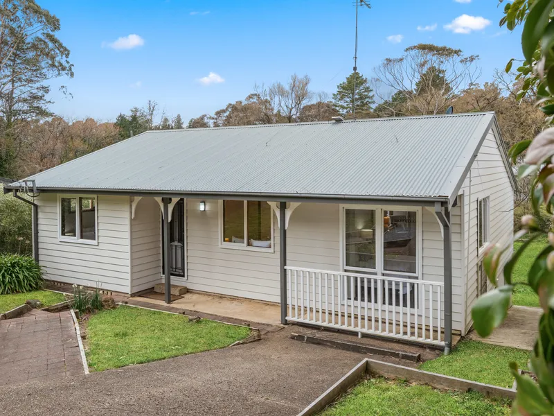 CHARMING LEURA COTTAGE WITH UNLIMITED POTENTIAL