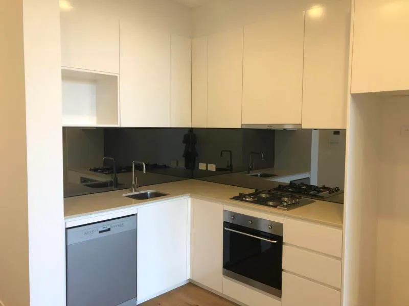 Nearly New One Bedroom Apartment with Study for Lease !!