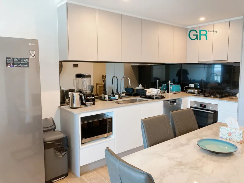 Nearly New 1 Bedroom With Study Area Apartment For Rent--3mins to metro station