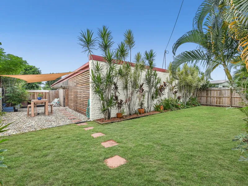 City Fringe Half Duplex with 178m2 of Private Fenced Yard!