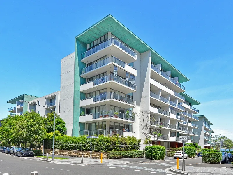 Immaculate Split level 2 bedroom apartment, with dual access!