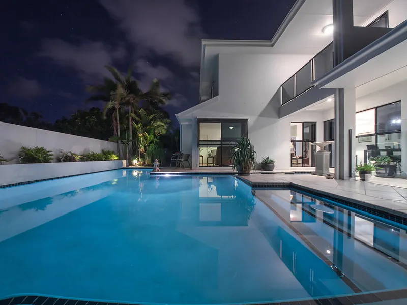 Luxury Twin Waters living with pool maintenance included