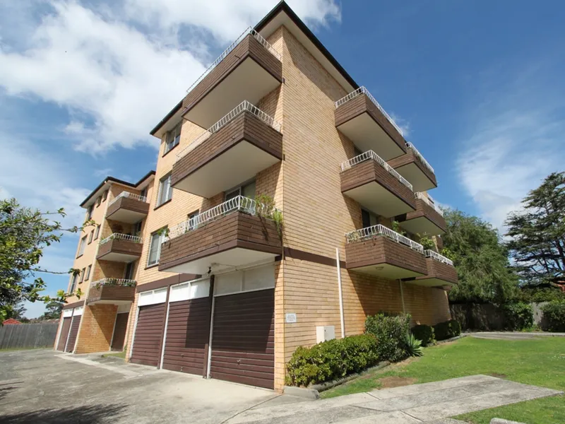 IMMACULATE 2 BEDROOM UNIT IN REAR SECRUITY BUILDING