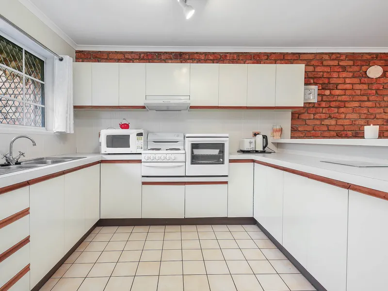 Fantastic Super Convenient Spacious Villa in Relaxed Over 55’s Community with Real Property Title