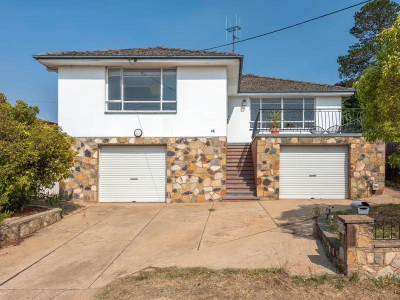 PERFECTLY LOCATED MID-CENTURY FAMILY HOME.