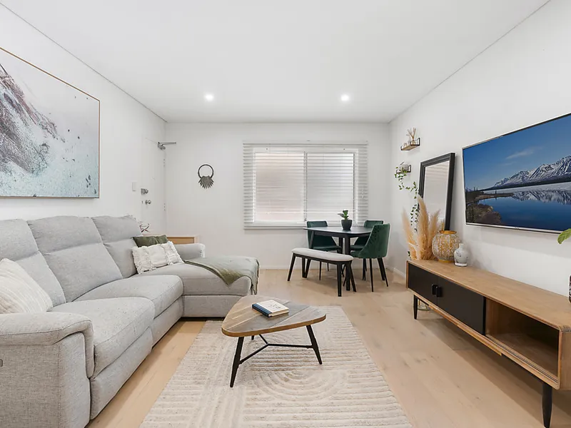 Sensationally refreshed apartment is turnkey ready