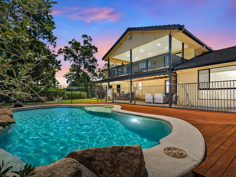 BEAUTIFUL DUAL LIVING FAMILY HOME WITH POOL AND HUGE SHED ON 5001m2!