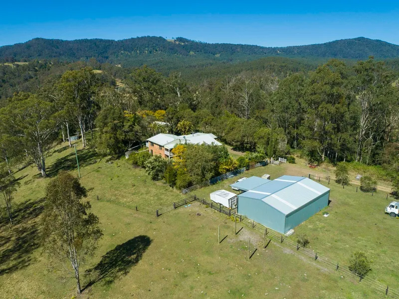 LARGE FAMLY HOME ON A MANAGEABLE PARCEL OF PARADISE.