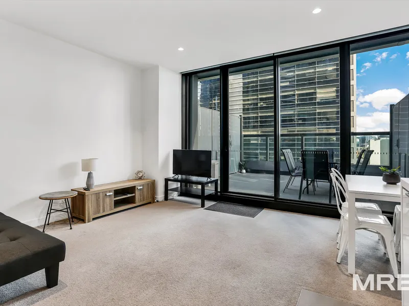Fully Furnished + Car Space Designer Apartment in Central CBD!