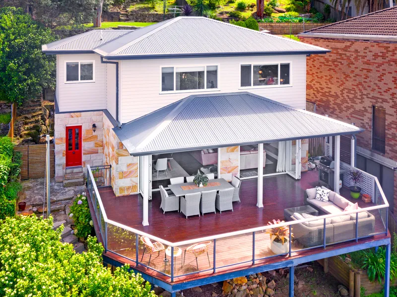 LUXURY RESIDENCE WITH DAZZLING LAKE & OCEAN VIEWS!