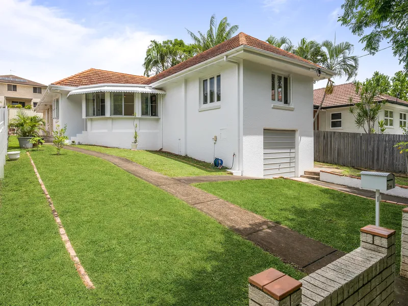 Come and see this Mediterranean style home in the middle of Wavell Heights.