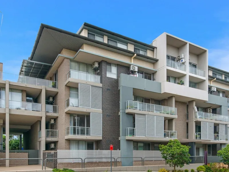 LARGE PRIVATE COURTYARD TO ELEGANT EXECUTIVE APARTMENT