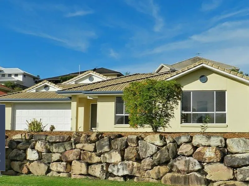 5 bedrooms! Multiple living! 911m2 Block