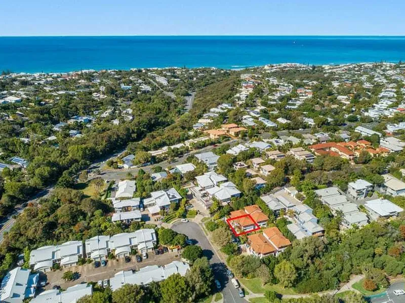 Central in Sunrise - walk to school or the beach!