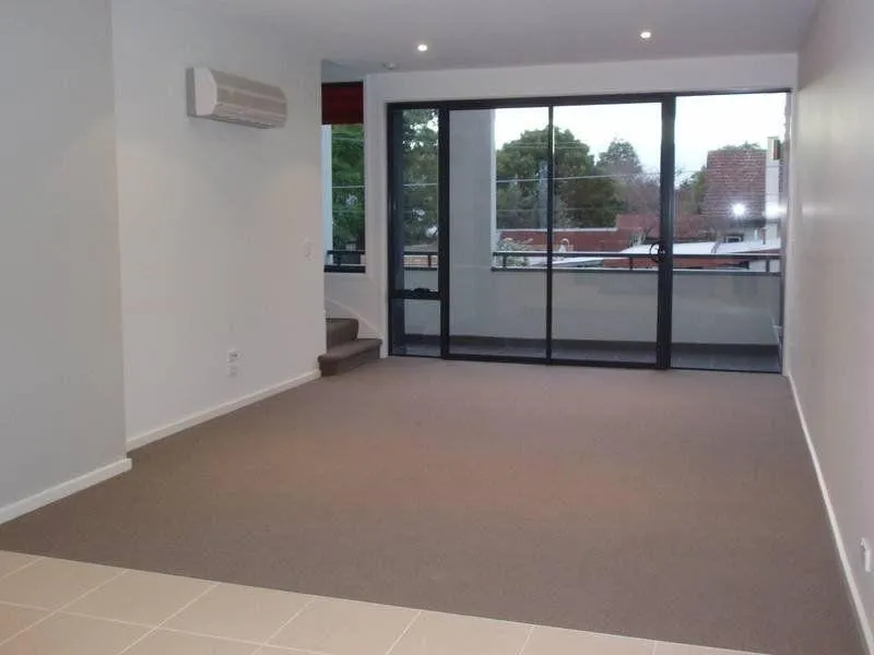 MODERN 3 LEVEL TOWNHOUSE IN THE HEART OF NORTHCOTE
