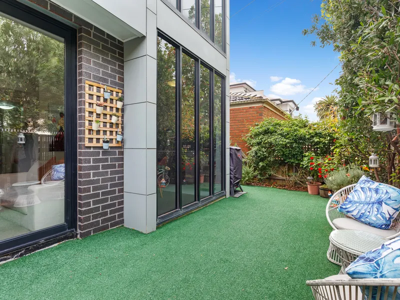 Urban Style Chic in Courtyard Seclusion