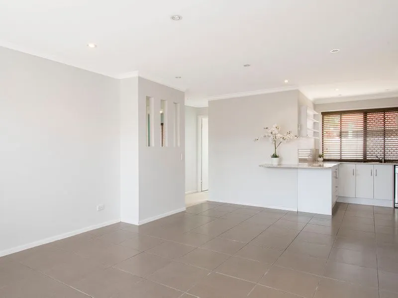 LOCATION! LOCATION! Cul-de-Sac 3 Bedroom Duplex !!