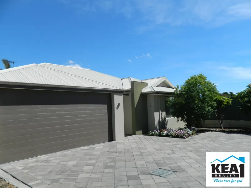 EXECUTIVE LIVING & LOCK & LEAVE IMMACULATE VILLA!!!!!