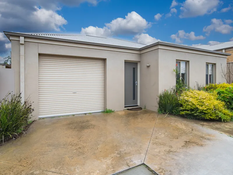 Low maintenance Modern 2 bedroom unit.