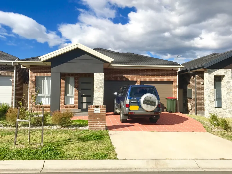 Modern 4 Bedrooms House at The Heart of Kellyville Ridge!