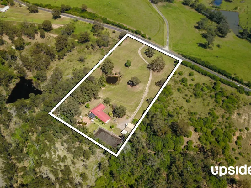 Rural Entertainer With Room To Spare